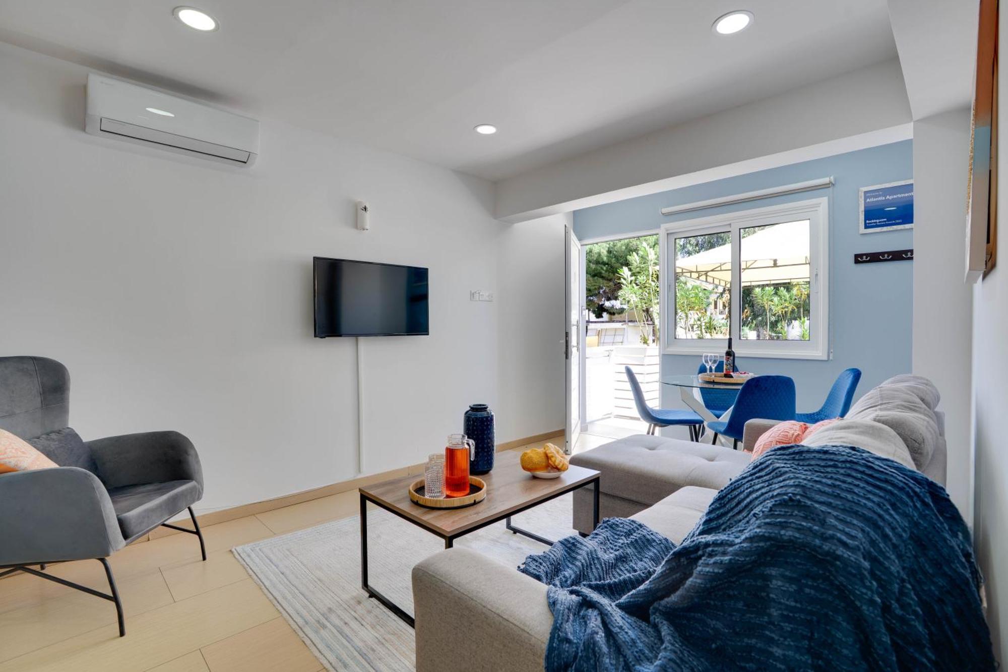 Atlantis Apartments 50M From Makenzy Seafront Larnaca Bagian luar foto