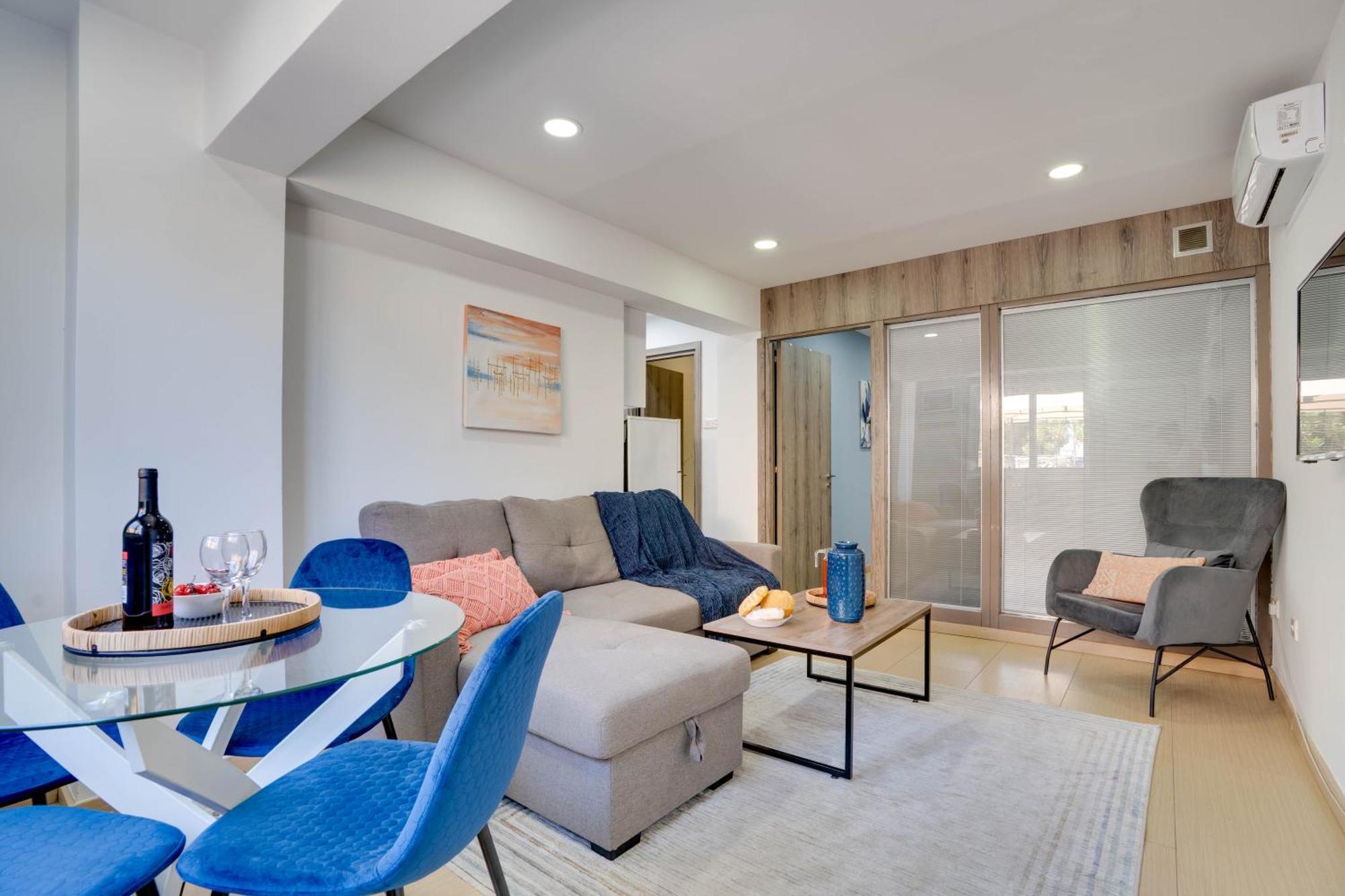Atlantis Apartments 50M From Makenzy Seafront Larnaca Bagian luar foto