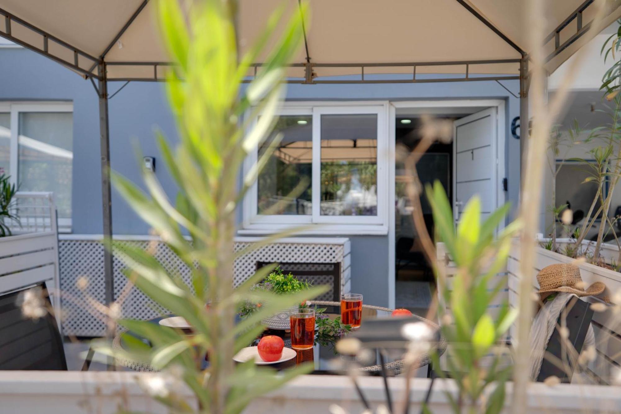 Atlantis Apartments 50M From Makenzy Seafront Larnaca Bagian luar foto