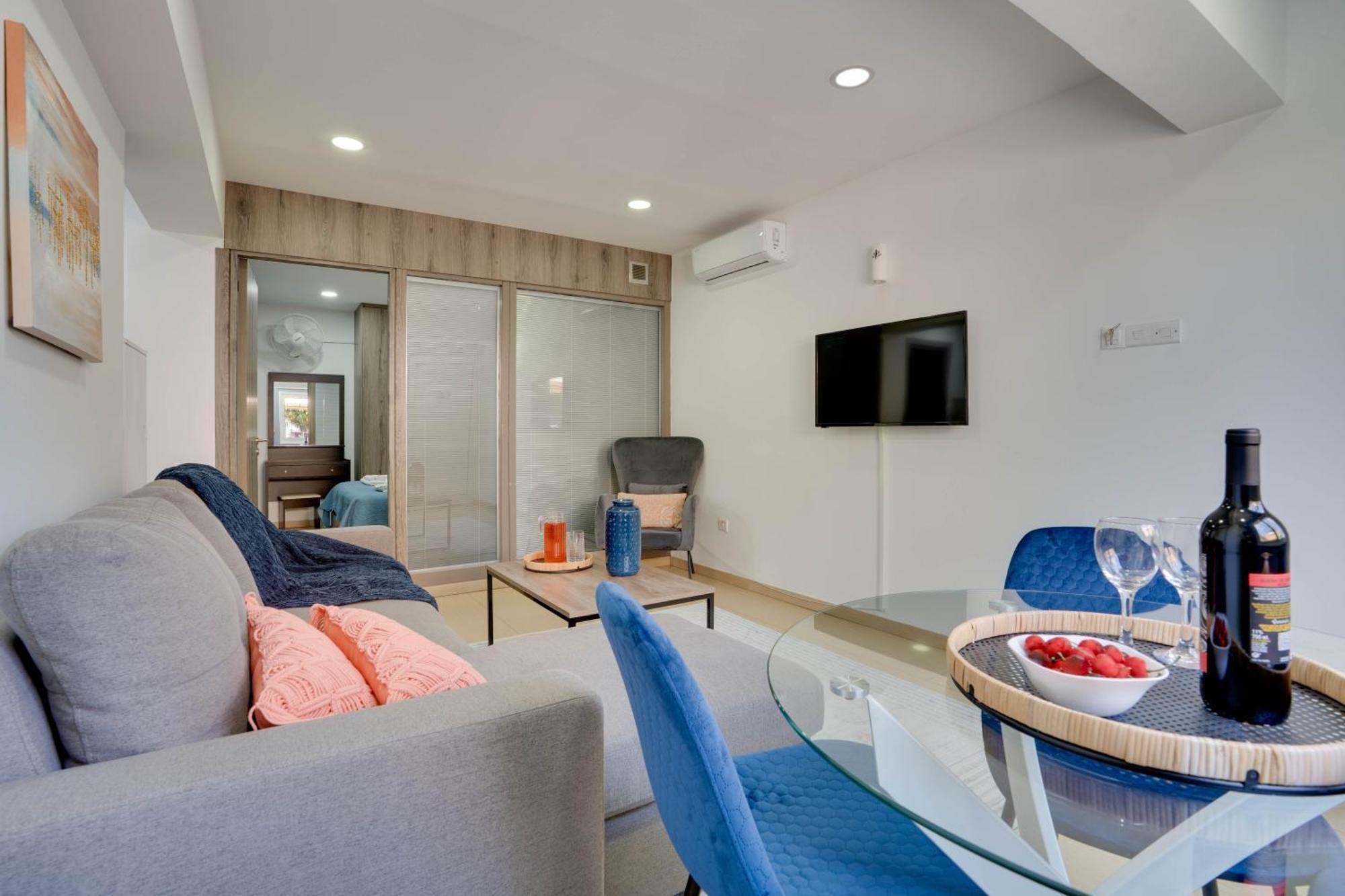 Atlantis Apartments 50M From Makenzy Seafront Larnaca Bagian luar foto