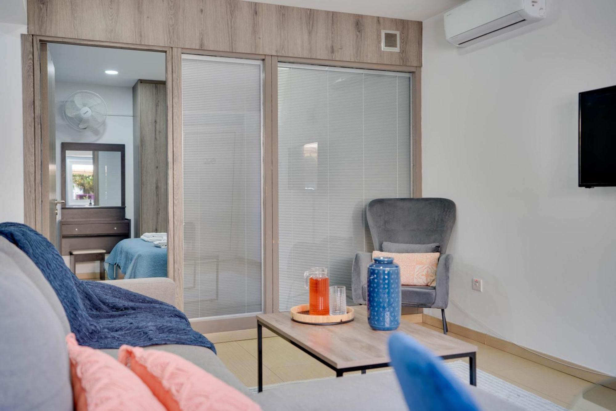 Atlantis Apartments 50M From Makenzy Seafront Larnaca Bagian luar foto