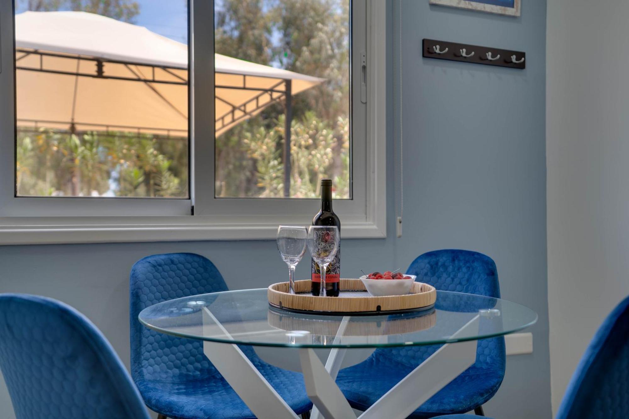 Atlantis Apartments 50M From Makenzy Seafront Larnaca Bagian luar foto