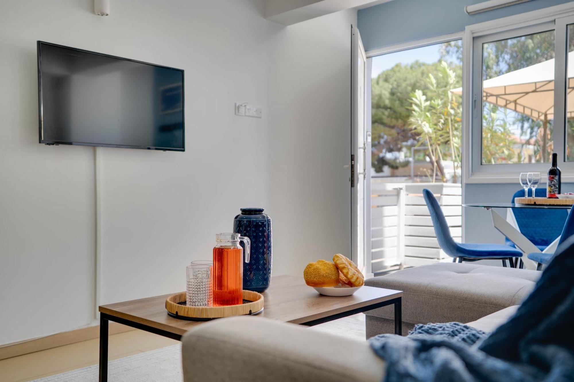Atlantis Apartments 50M From Makenzy Seafront Larnaca Bagian luar foto