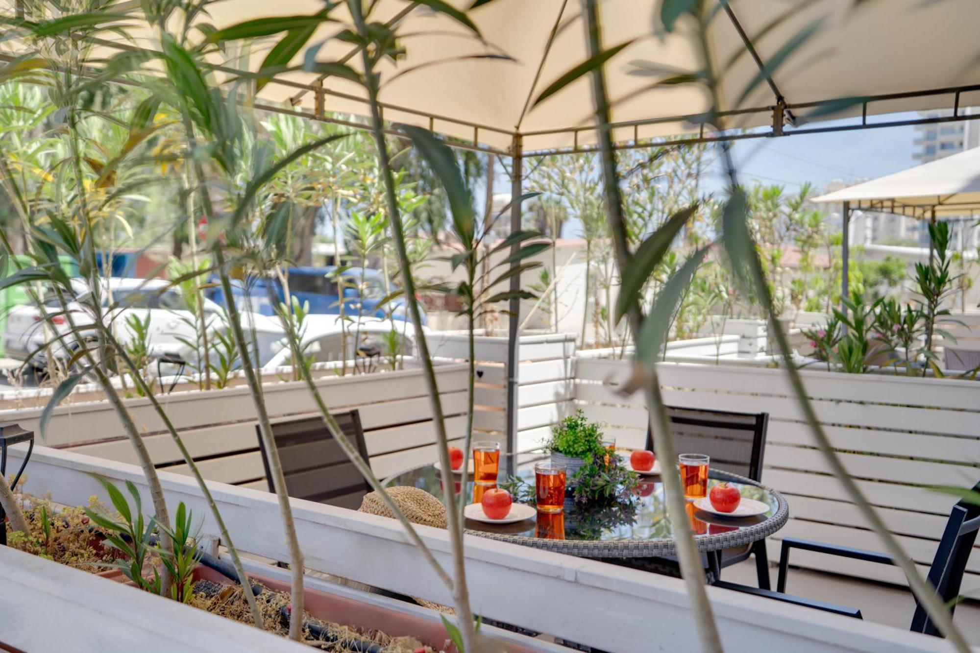 Atlantis Apartments 50M From Makenzy Seafront Larnaca Bagian luar foto