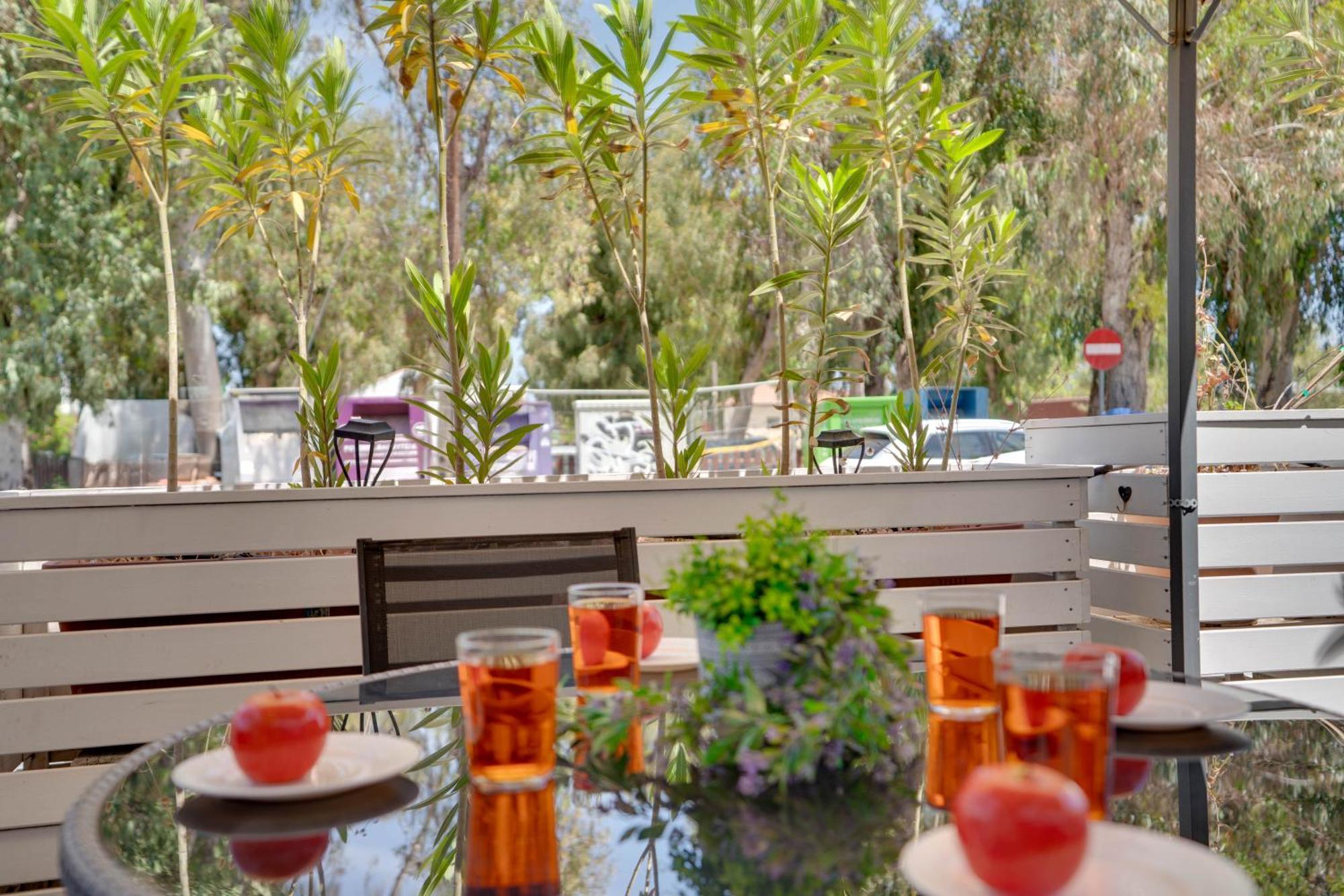 Atlantis Apartments 50M From Makenzy Seafront Larnaca Bagian luar foto