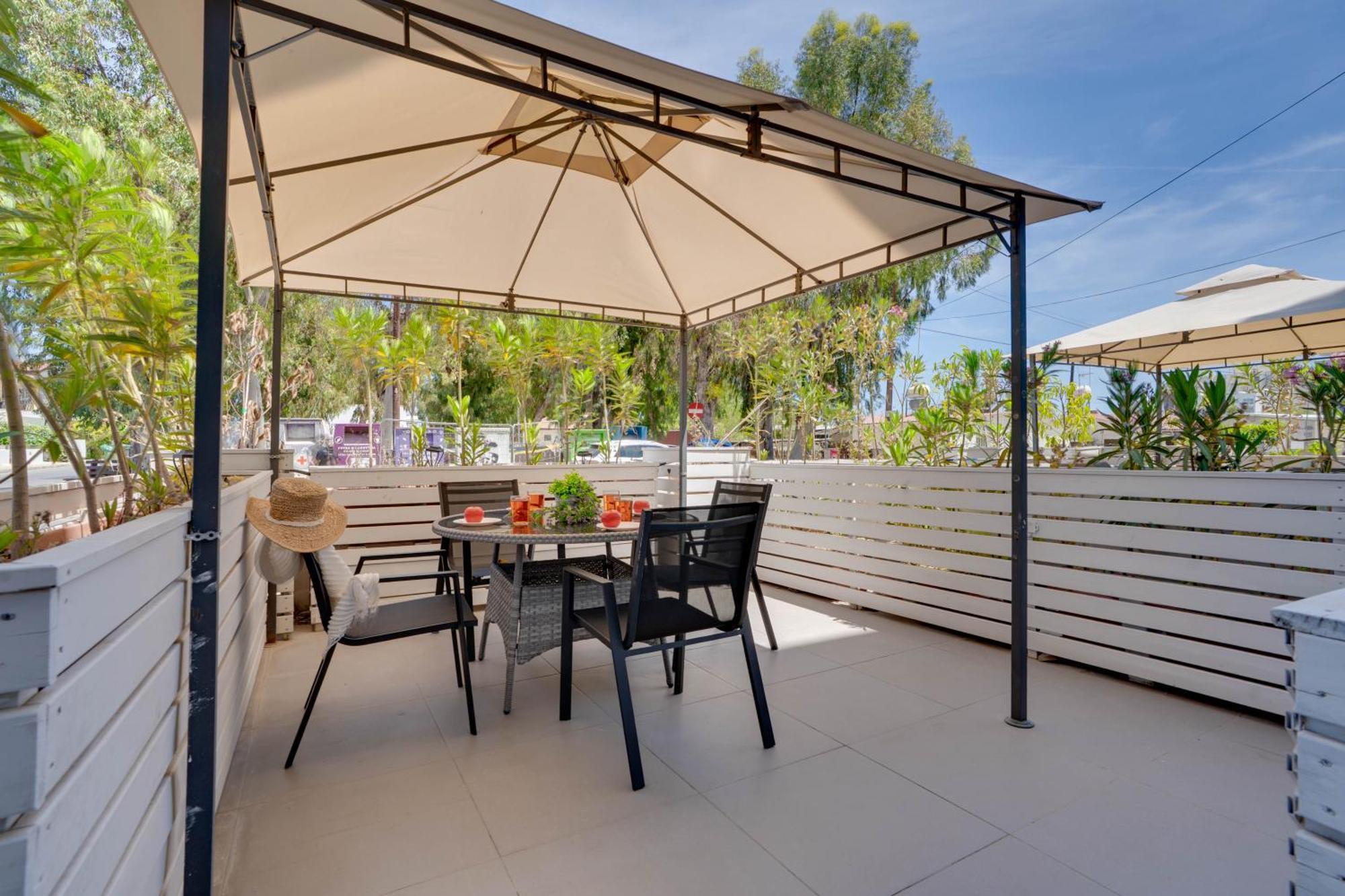 Atlantis Apartments 50M From Makenzy Seafront Larnaca Bagian luar foto