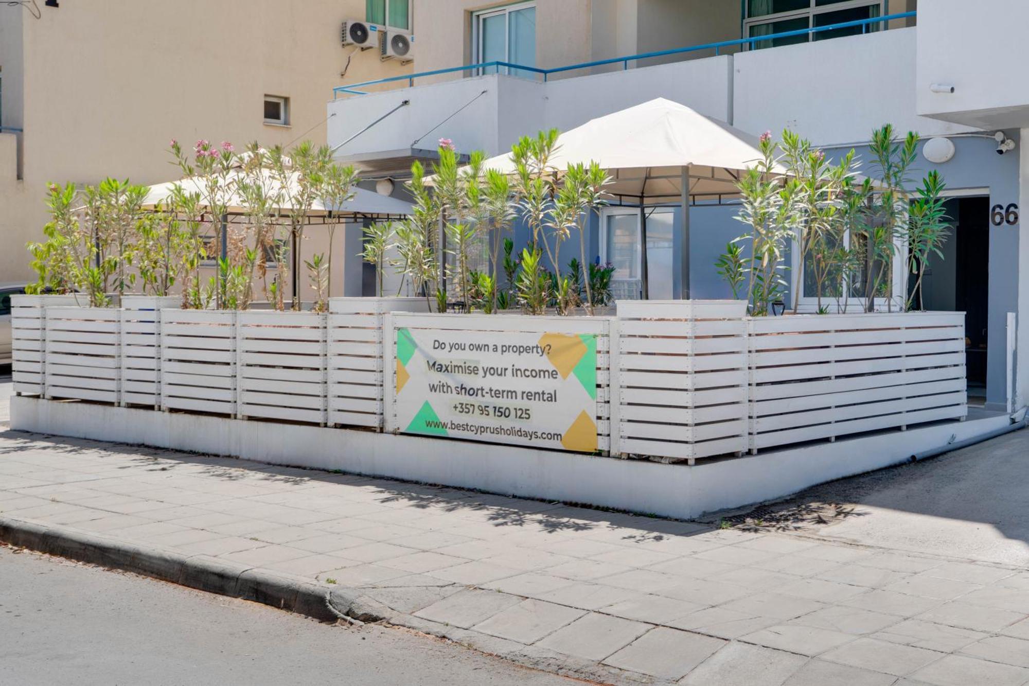 Atlantis Apartments 50M From Makenzy Seafront Larnaca Bagian luar foto