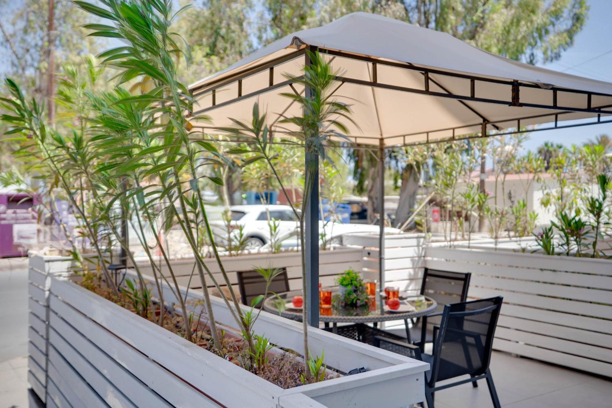 Atlantis Apartments 50M From Makenzy Seafront Larnaca Bagian luar foto