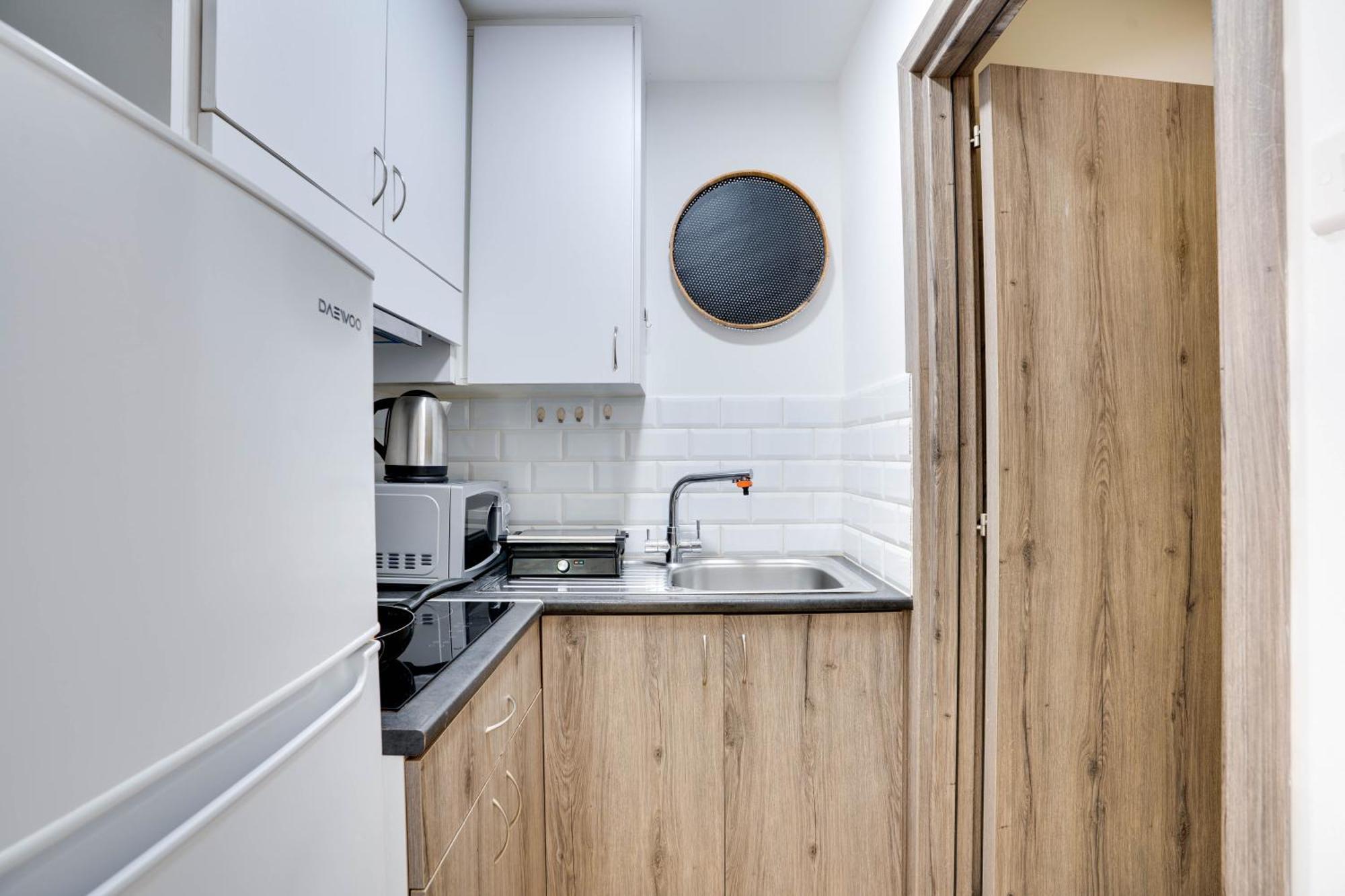 Atlantis Apartments 50M From Makenzy Seafront Larnaca Bagian luar foto