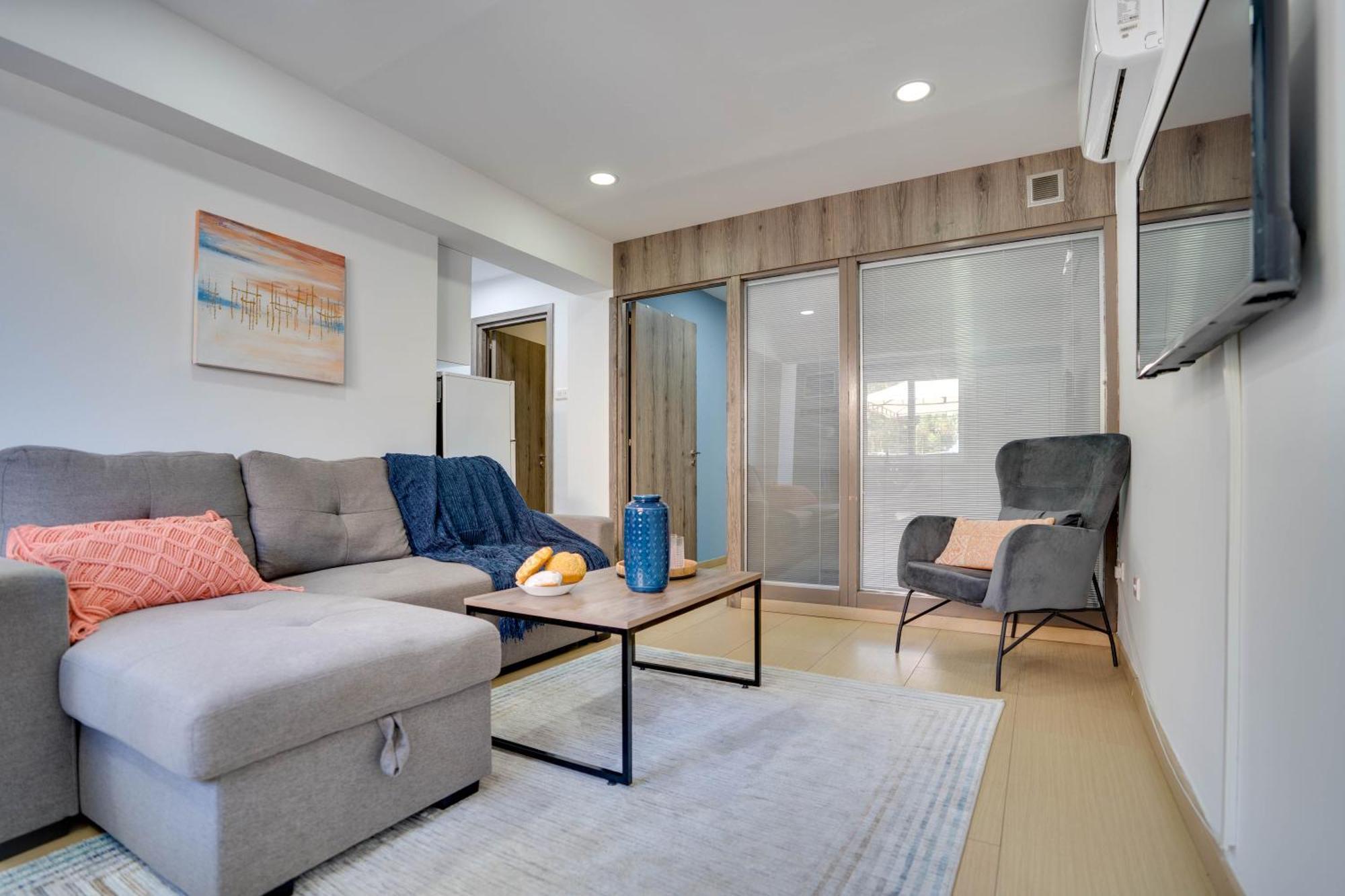 Atlantis Apartments 50M From Makenzy Seafront Larnaca Bagian luar foto