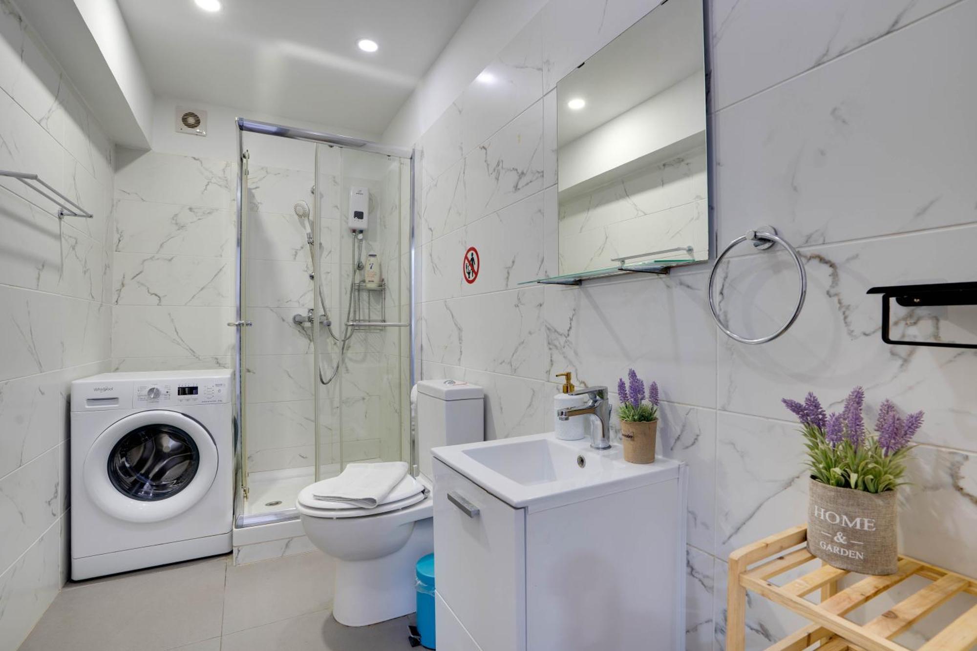 Atlantis Apartments 50M From Makenzy Seafront Larnaca Bagian luar foto