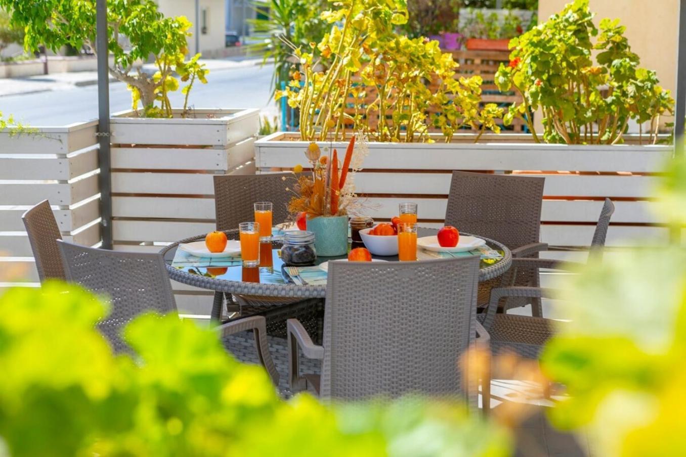 Atlantis Apartments 50M From Makenzy Seafront Larnaca Bagian luar foto