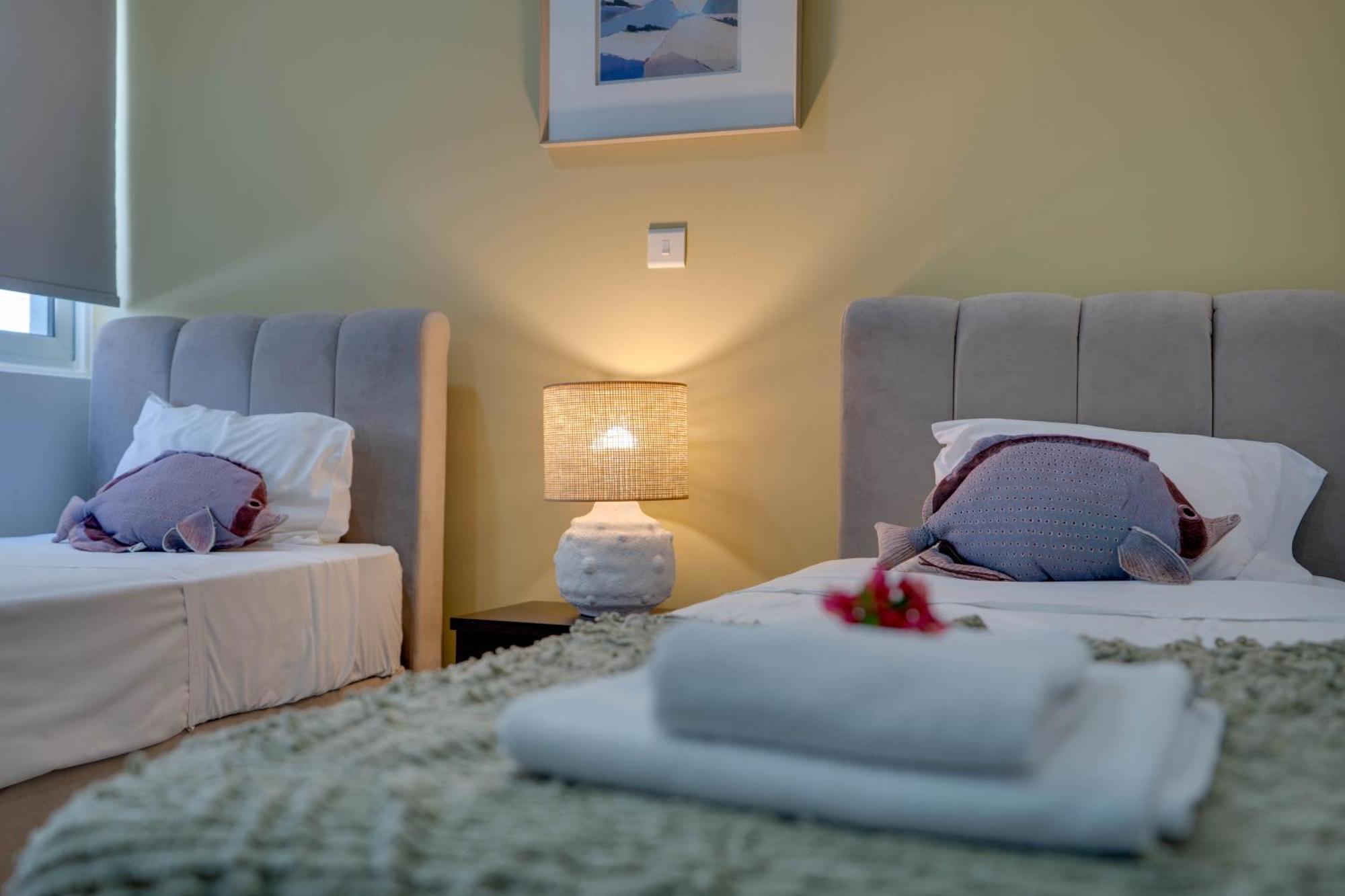 Atlantis Apartments 50M From Makenzy Seafront Larnaca Bagian luar foto