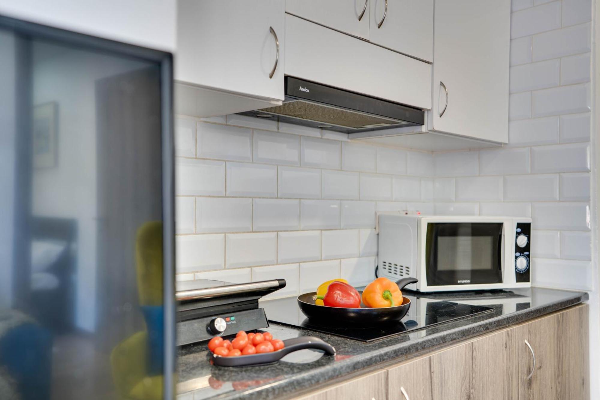 Atlantis Apartments 50M From Makenzy Seafront Larnaca Bagian luar foto