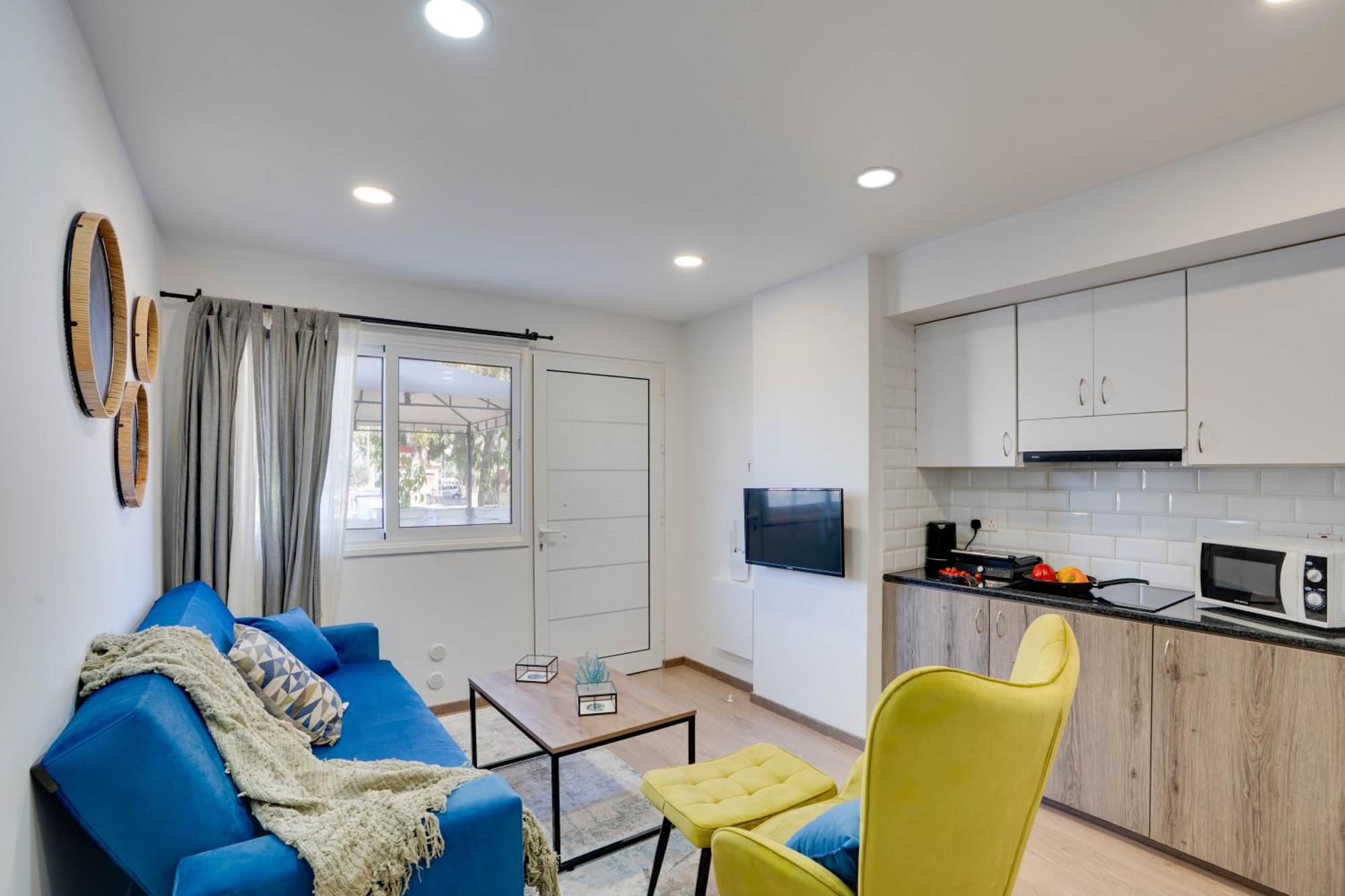 Atlantis Apartments 50M From Makenzy Seafront Larnaca Bagian luar foto