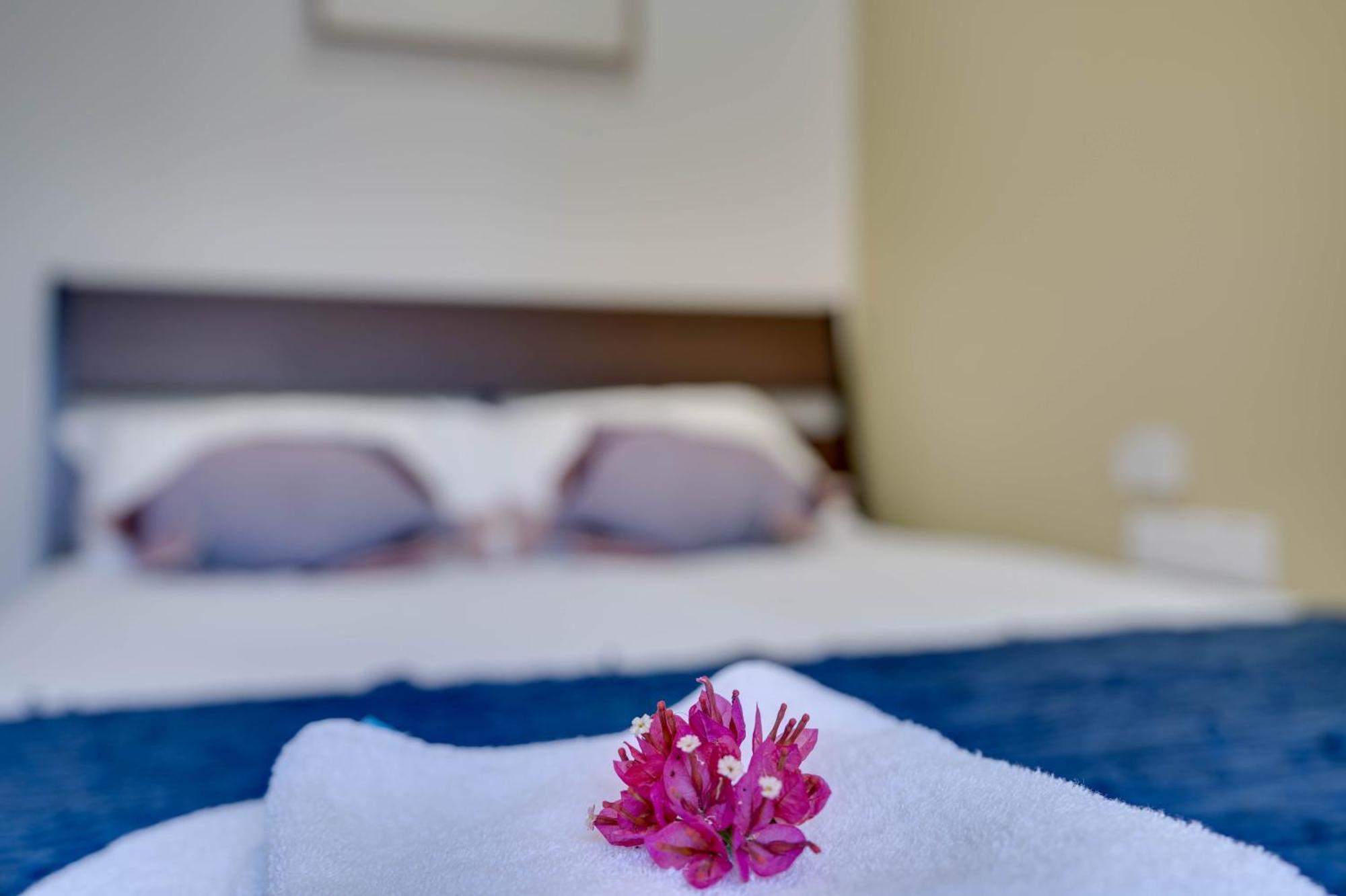 Atlantis Apartments 50M From Makenzy Seafront Larnaca Bagian luar foto