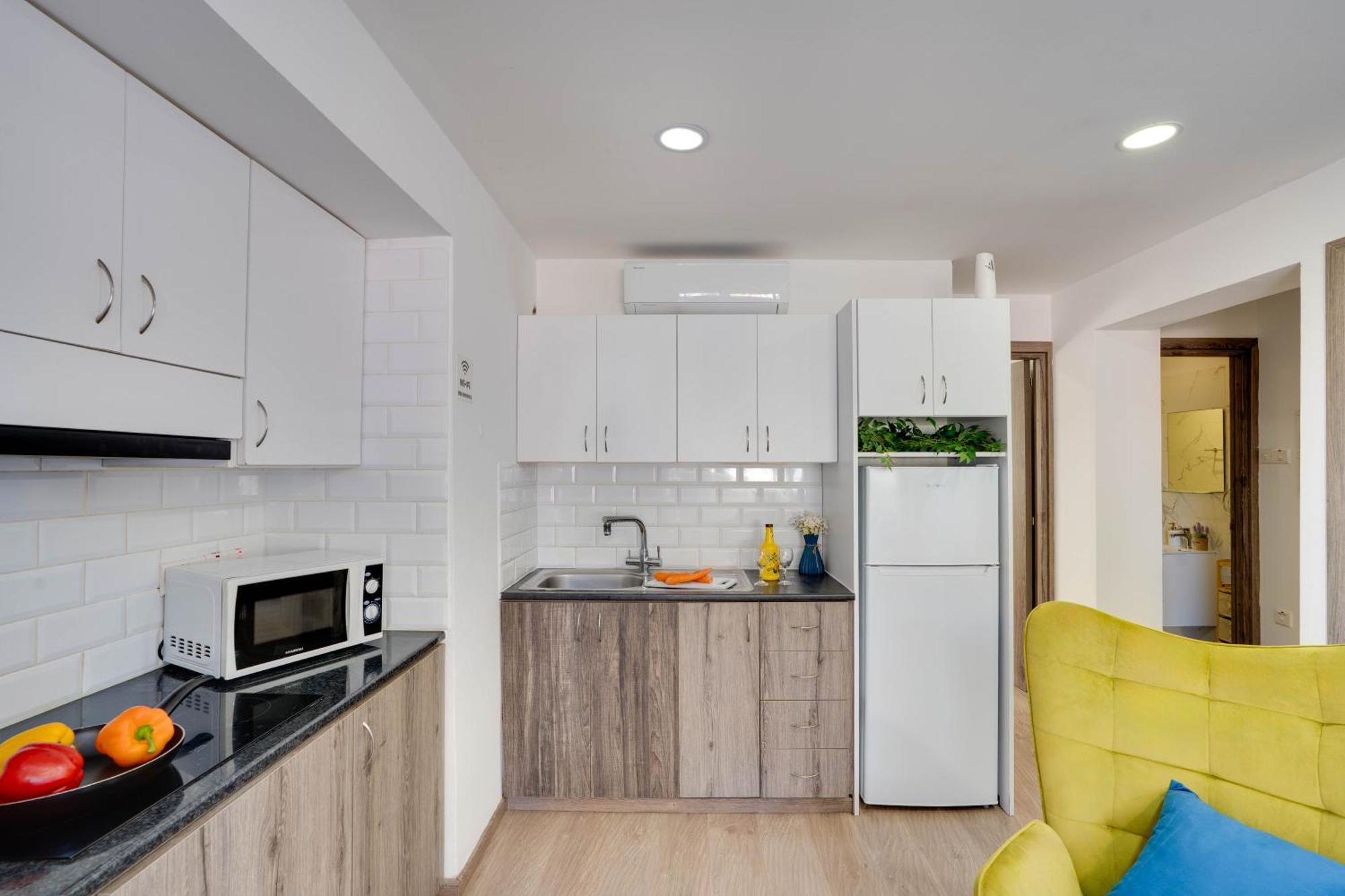 Atlantis Apartments 50M From Makenzy Seafront Larnaca Bagian luar foto