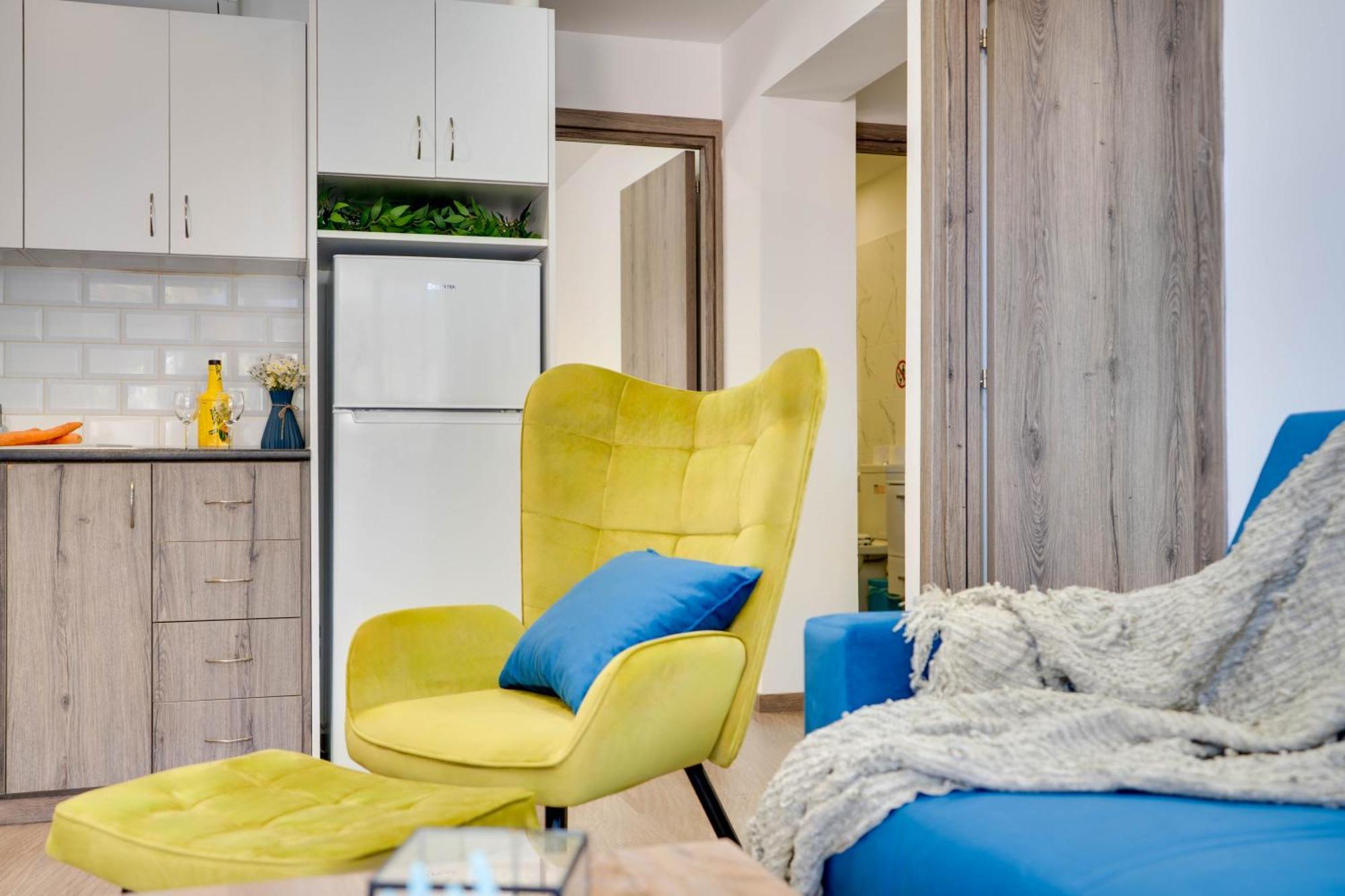 Atlantis Apartments 50M From Makenzy Seafront Larnaca Bagian luar foto