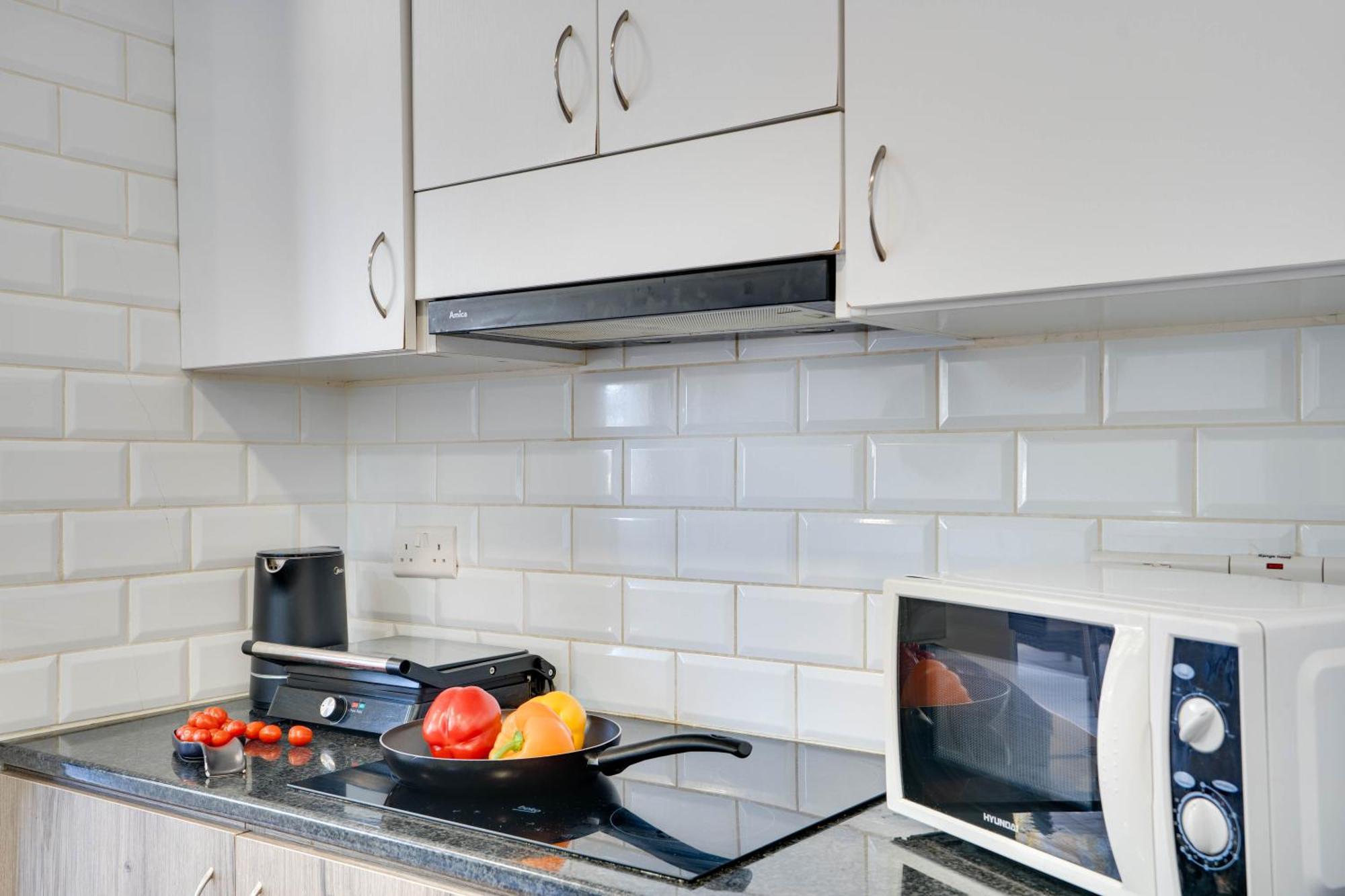 Atlantis Apartments 50M From Makenzy Seafront Larnaca Bagian luar foto