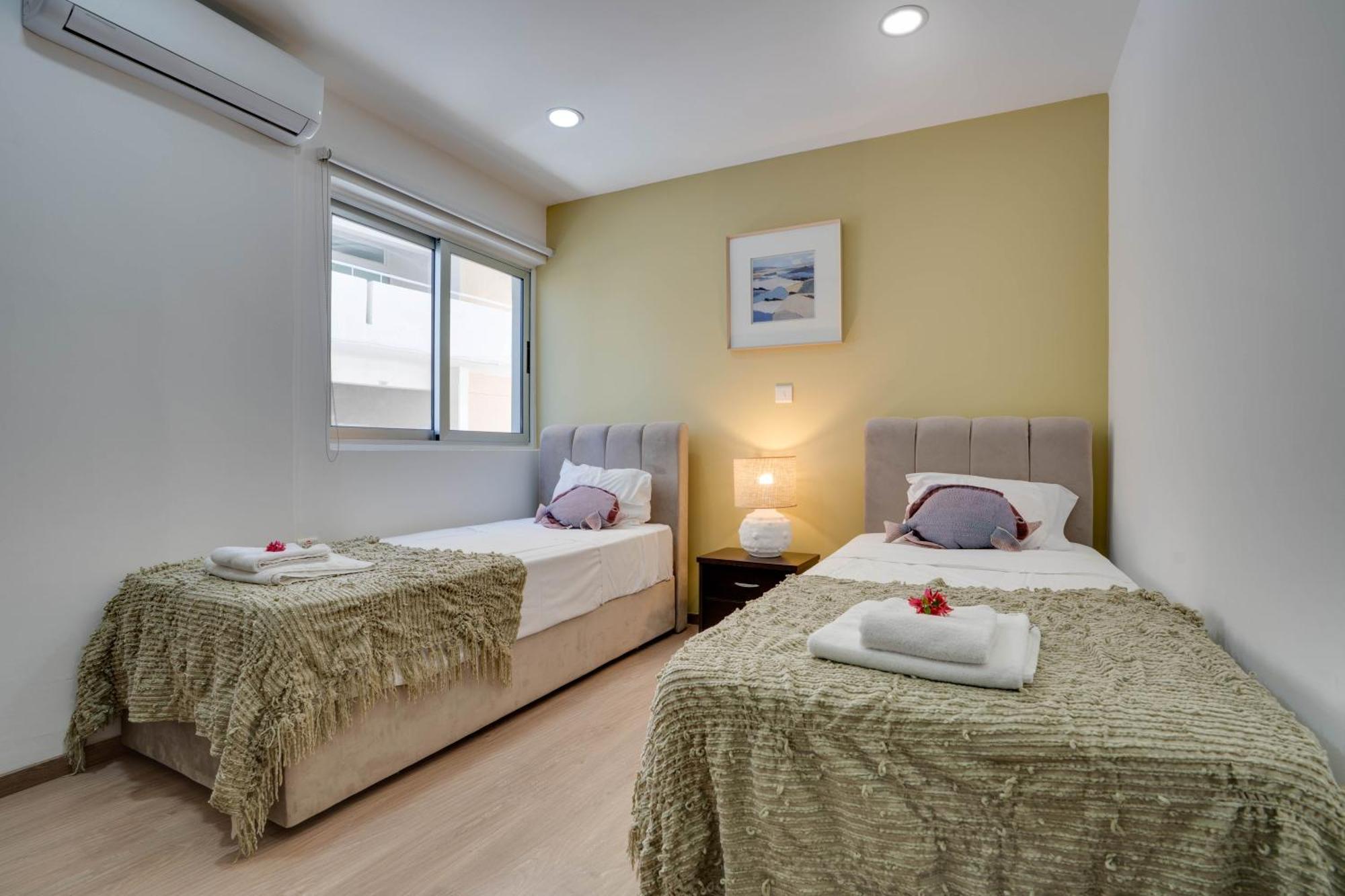 Atlantis Apartments 50M From Makenzy Seafront Larnaca Bagian luar foto