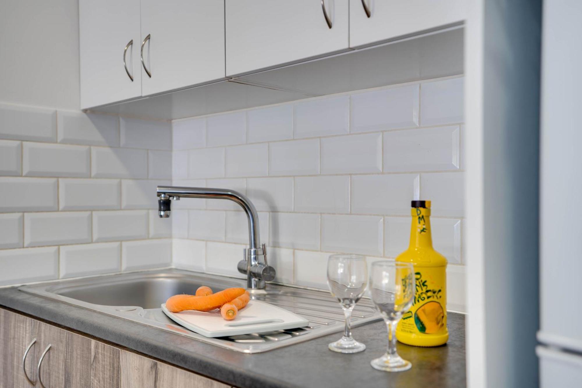 Atlantis Apartments 50M From Makenzy Seafront Larnaca Bagian luar foto