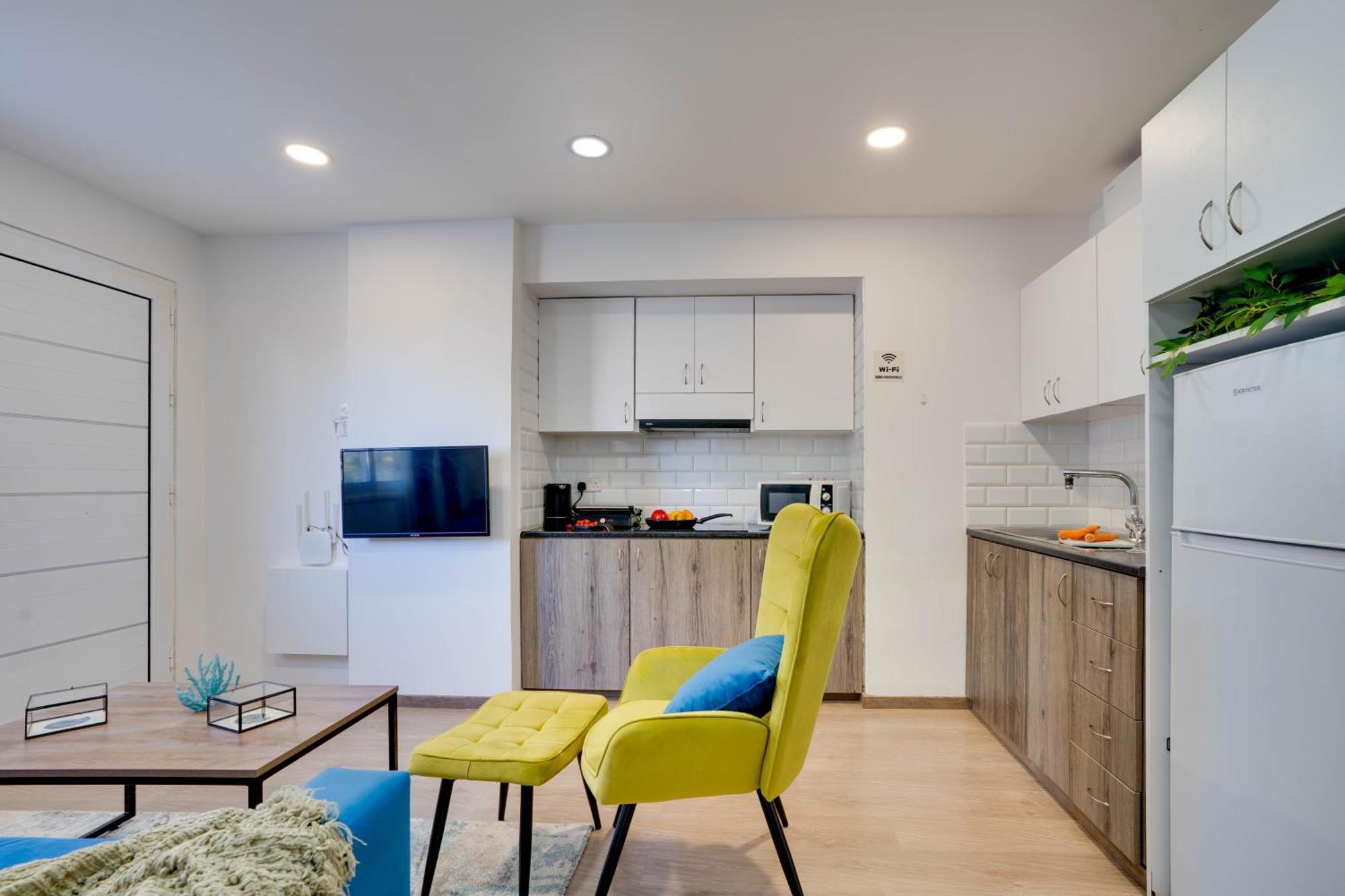 Atlantis Apartments 50M From Makenzy Seafront Larnaca Bagian luar foto