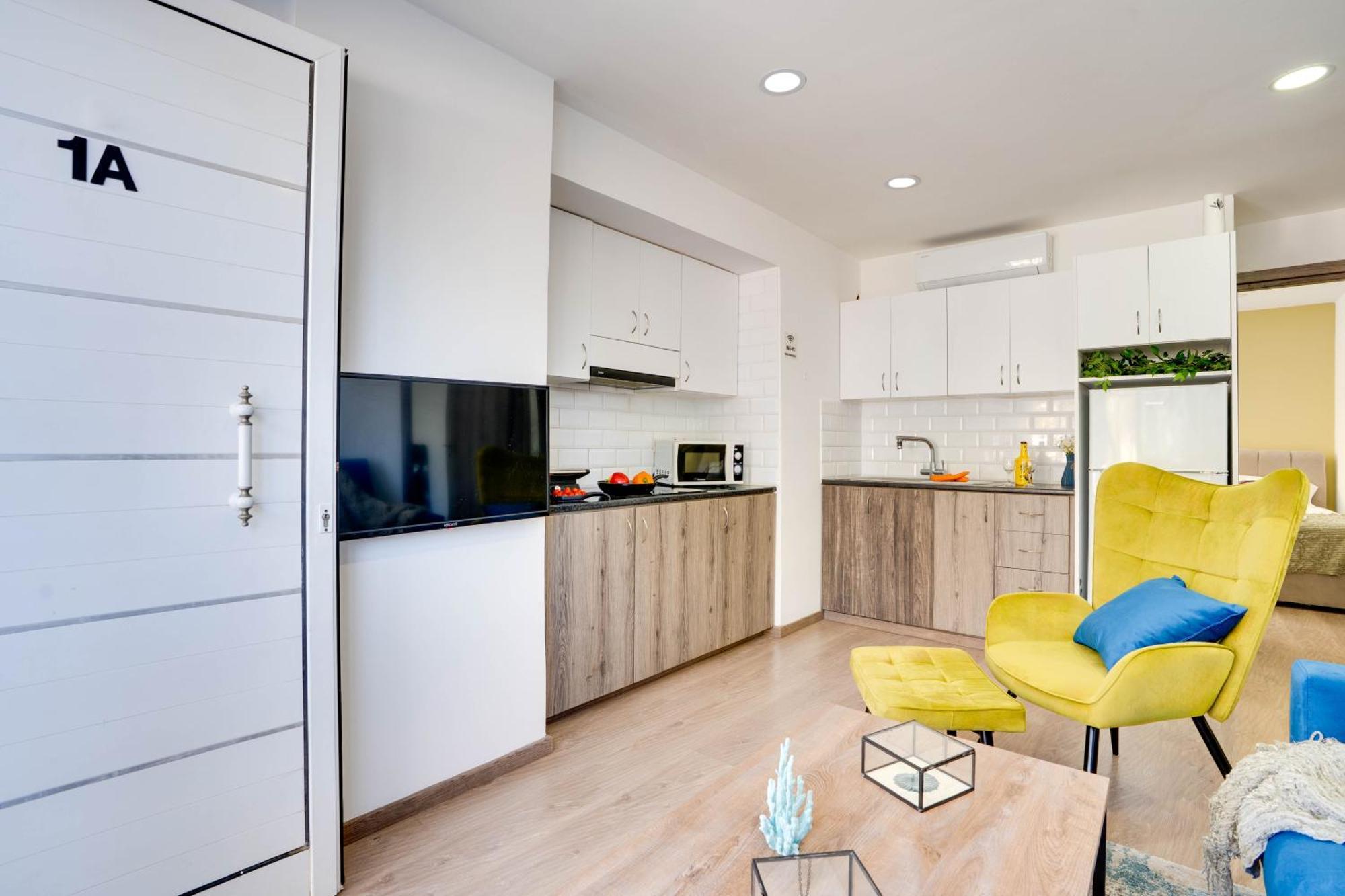 Atlantis Apartments 50M From Makenzy Seafront Larnaca Bagian luar foto